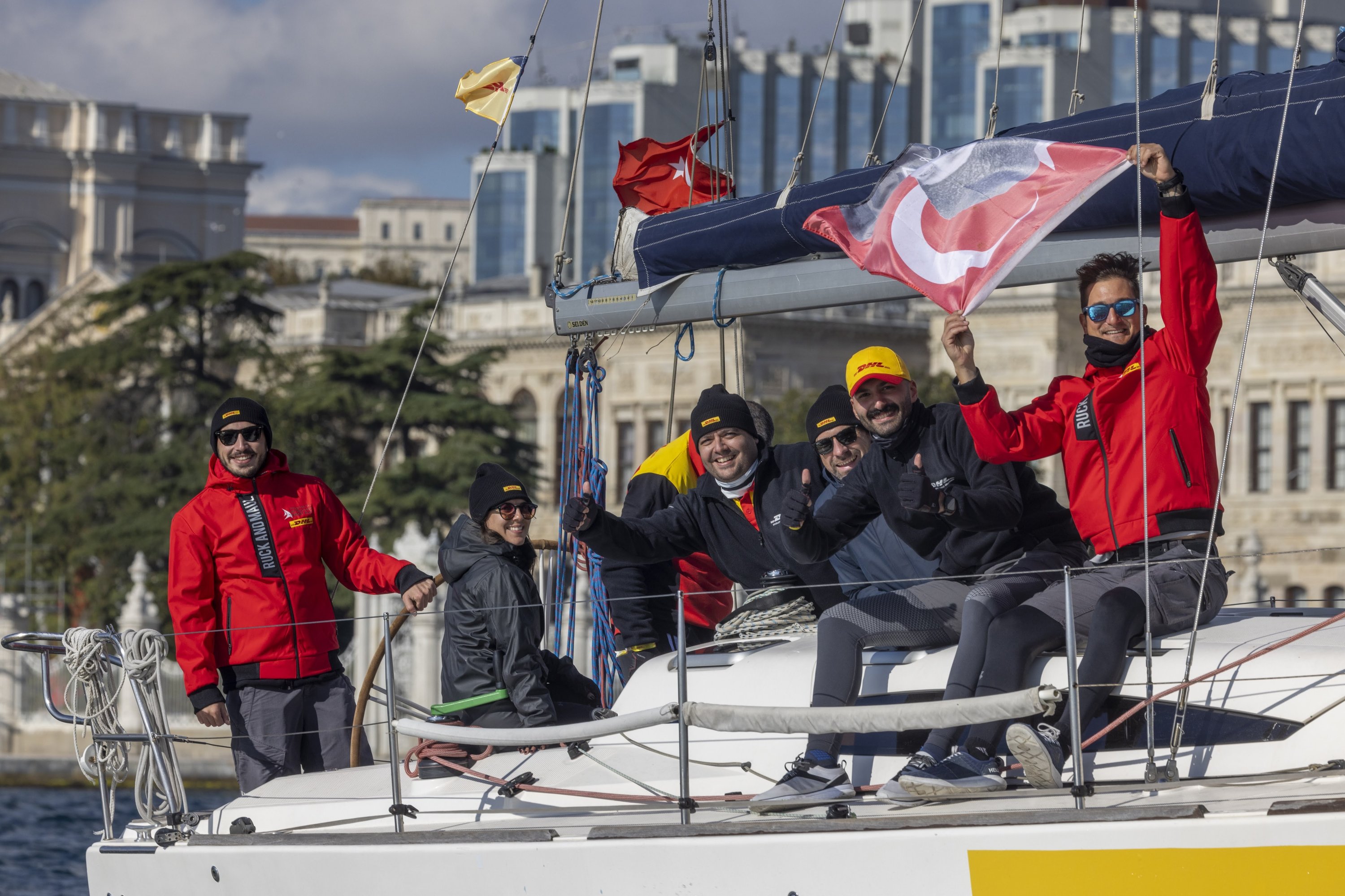 Pelaut Turki berpose untuk foto selama 3rd Presidential International Yacht Race, Istanbul, Türkiye, 29 Oktober 2022. (Courtesy of Sail Türkiye)