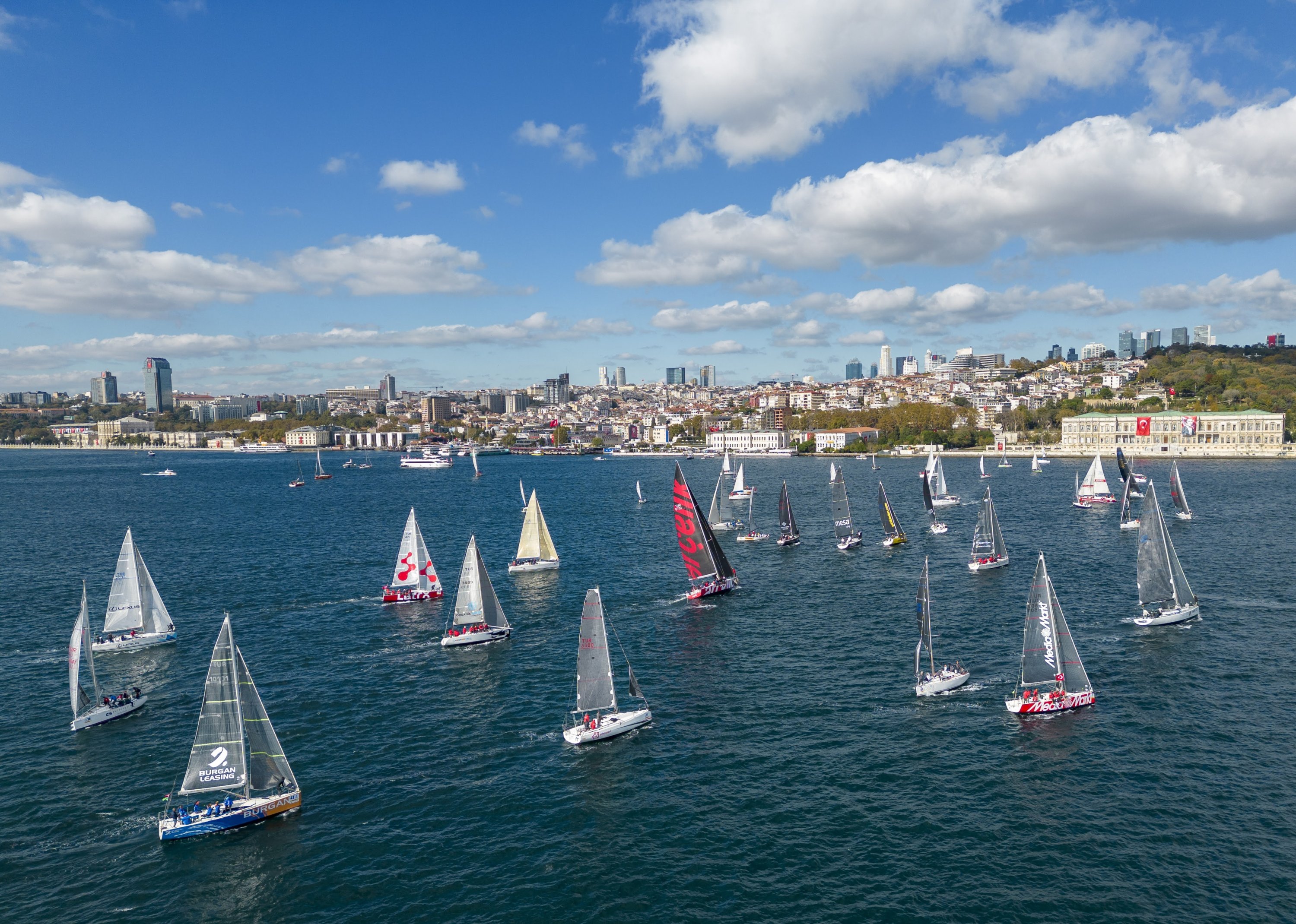 Pelaut beraksi selama 3rd Presidential International Yacht Race, Istanbul, Türkiye, 29 Oktober 2022. (Courtesy of Sail Türkiye)