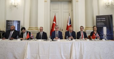 Malcolm Offord (C), the U.K. minister of exports, Türkiye’s Deputy Treasury and Finance Minister Osman Çelik (3rd L), Transport and Infrastructure Ministry Infrastructure Investments General Manager Yalçın Eyigün (2nd L), Rönesans Holding President Erman Ilıcak (3rd R) and Britain’s Consul General in Istanbul Kenan Poleo are seen during a news conference, in Istanbul, Türkiye, July 24, 2023. (AA Photo)