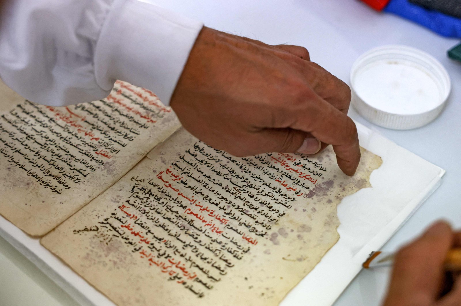 Melestarikan sejarah Palestina selama berabad-abad melalui restorasi manuskrip yang rapuh