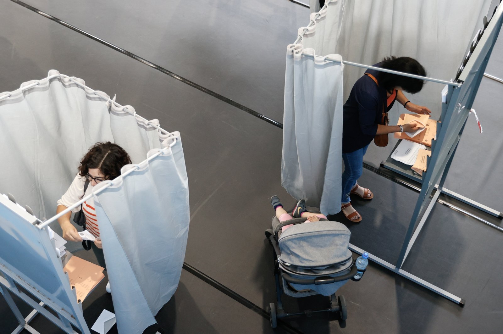 Voters mark their ballots inside polling booths at a polling station during the general election in Santiago de Compostela, Spain, July 23, 2023. (EPA photo)