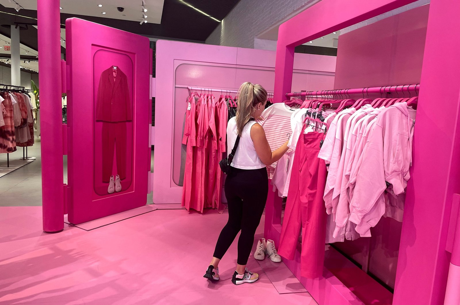 Pink berlimpah: Ledakan mode Barbiecore ke atas panggung musim panas ini