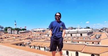 Oscar-winning actor Christian Bale struck a pose, capturing a memorable photograph of his visit, Istanbul, Türkiye. (Twitter / @kapalicarsiYK)