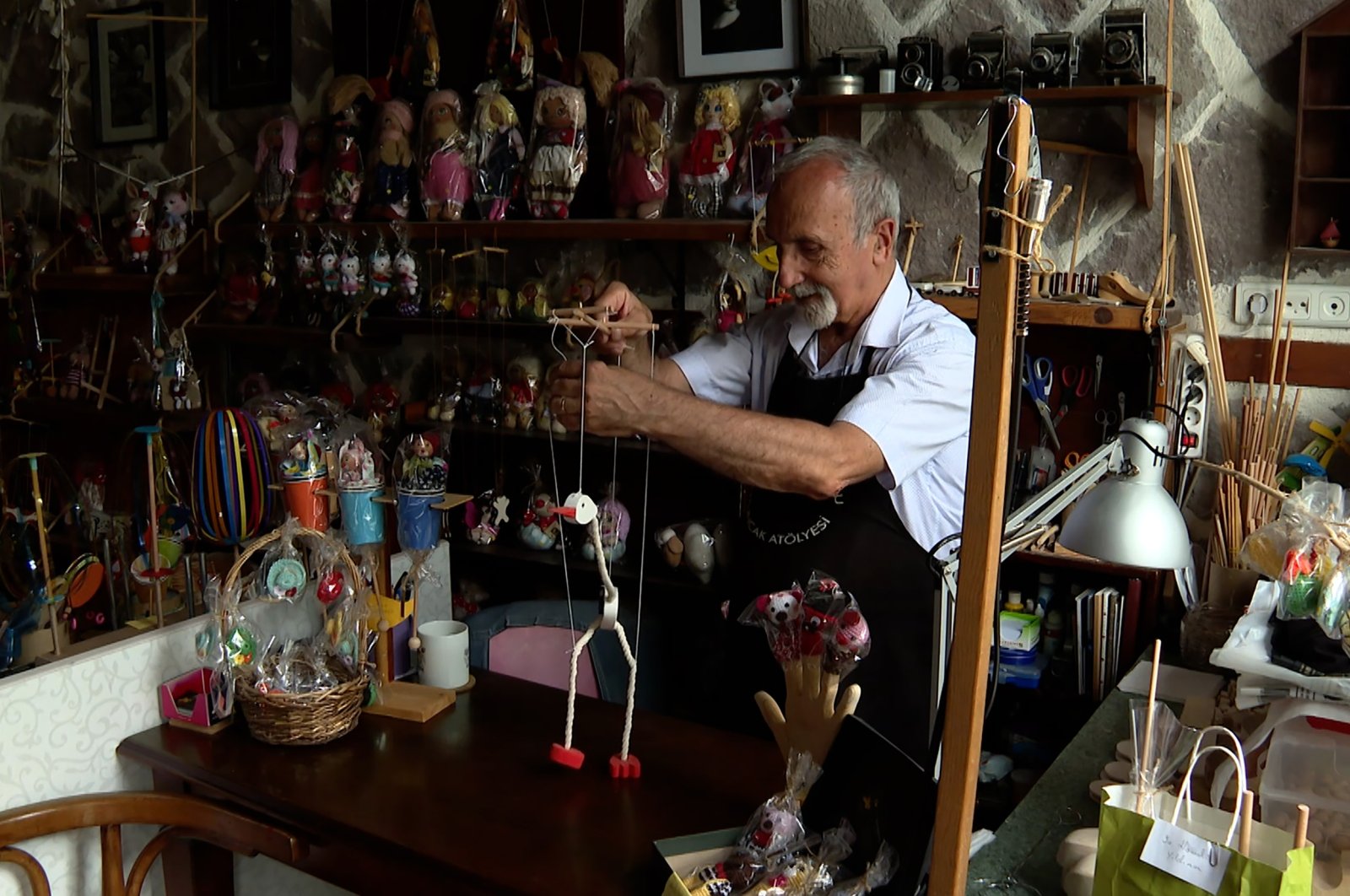 Pengrajin ahli Turki melestarikan warisan dengan mainan buatan tangan