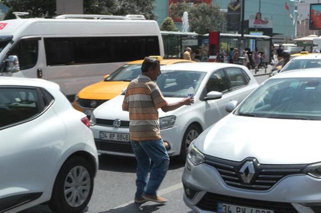 Vendor air keliling Istanbul berkembang pesat di tengah cuaca panas, lalu lintas