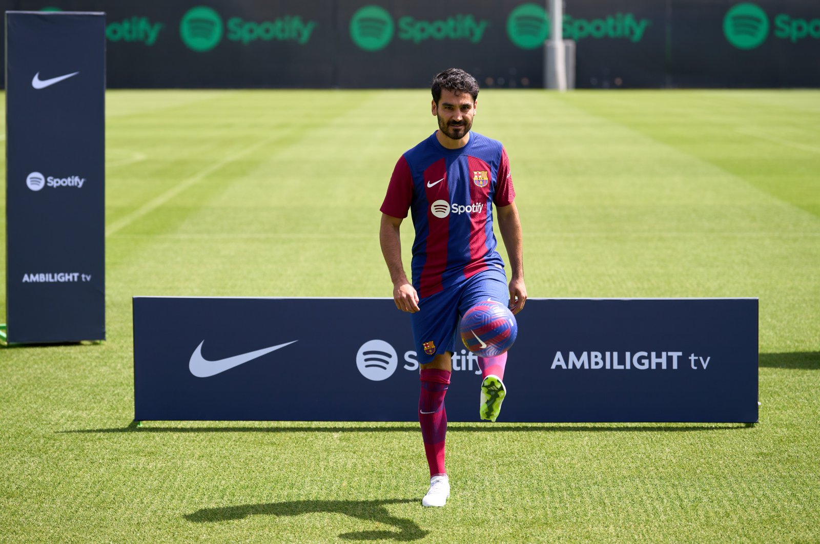 Barcelona&#039;s Ilkay Gündoğan juggles the ball as he is unveiled as a new player at Ciutat Esportiva Joan Gamper, Barcelona, Spain, July 17, 2023. (Getty Images Photo)