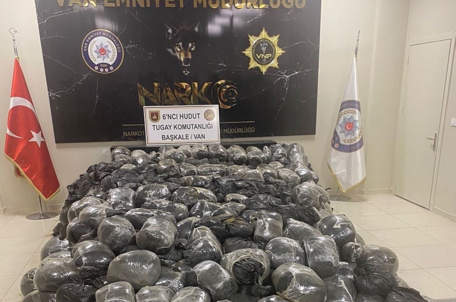 Over 2 tons of cannabis powder seized at Türkiye's Van border