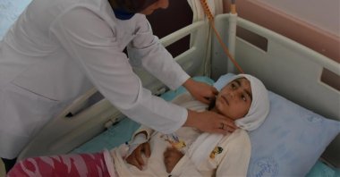A Syrian girl injured in a PKK/YPG terrorists' bomb attack in Syria's Afrin is seen being treated by a doctor in Kilis State Hospital, Türkiye, April 5, 2018. (AA Photo)