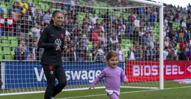 USWNT&#039;s Alex Morgan (L) watches her daughter Charlie Carrasco dribble during an international friendly game against Ireland at Q2 Stadium, Texas, U.S., April 8, 2023. (Getty Images Photo)