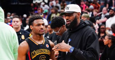 West team's Bronny James (L) talks to to LeBron James, of the Los Angeles Lakers, after the 2023 McDonald's High School Boys All-American Game at Toyota Center, Texas, U.S., March 28, 2023. (AFP Photo)