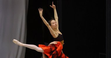 Principal dancers of the Bolshoi Theatre Elizaveta Kokoreva and Dmitry Smilevsky take part in a rehearsal in Moscow, Russia, July 12, 2023. (Reuters Photo)