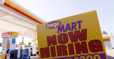  A job posting looking for workers at a gas station in San Diego, California, U.S. November, 9, 2021. (REUTERS/Mike Blake/File Photo)