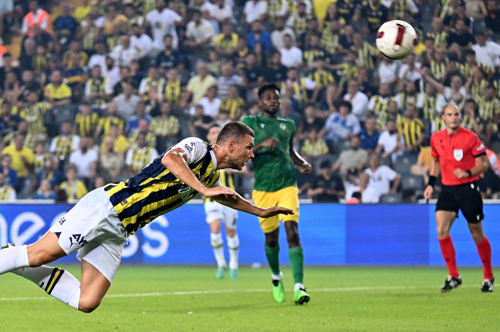 Fenerbahçe&#039;s Edin Dzeko (L) heads the ball during the UEFA Europa Conference League second round qualifiers match against Zimbru, Istanbul, Türkiye, July 27, 2023. (AA Photo)