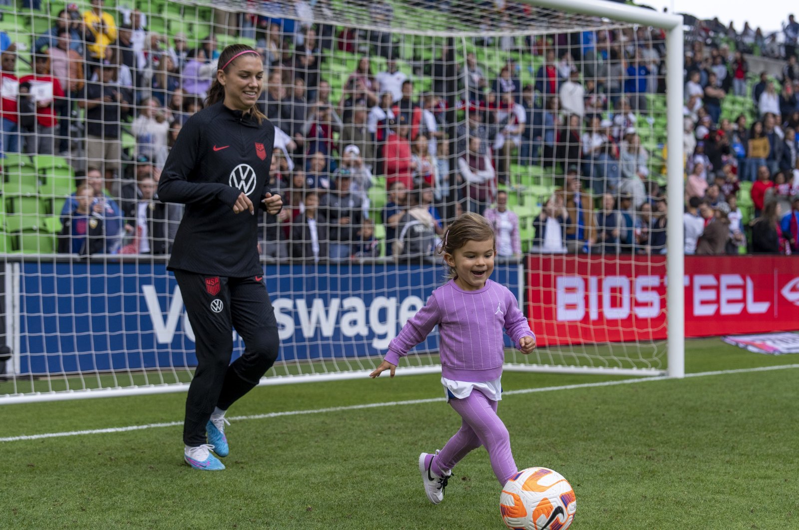 USWNT&#039;s Alex Morgan (L) watches her daughter Charlie Carrasco dribble during an international friendly game against Ireland at Q2 Stadium, Texas, U.S., April 8, 2023. (Getty Images Photo)