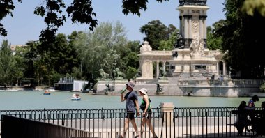 People drink water as they visit the Retiro Park in Madrid, Spain, July 11, 2023. (AFP Photo)