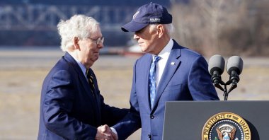 U.S. President Joe Biden shakes hands with U.S. Senate Republican Leader Mitch McConnell at an event, Kentucky, U.S., Jan. 4, 2023. (Reuters Photo)