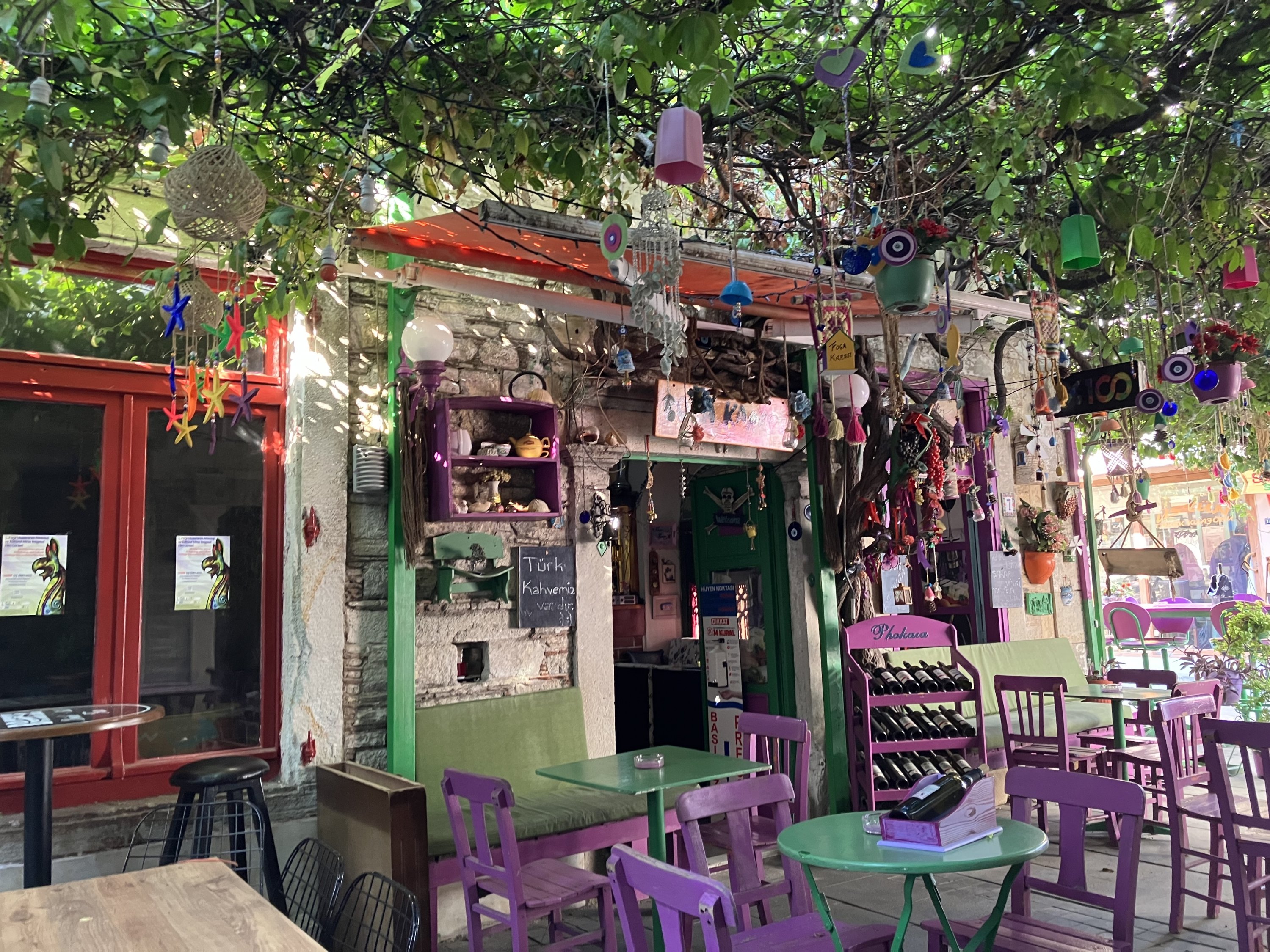 A local coffee shop in Foça, Izmir, western Türkiye. (Photo by Burcu Başaran)