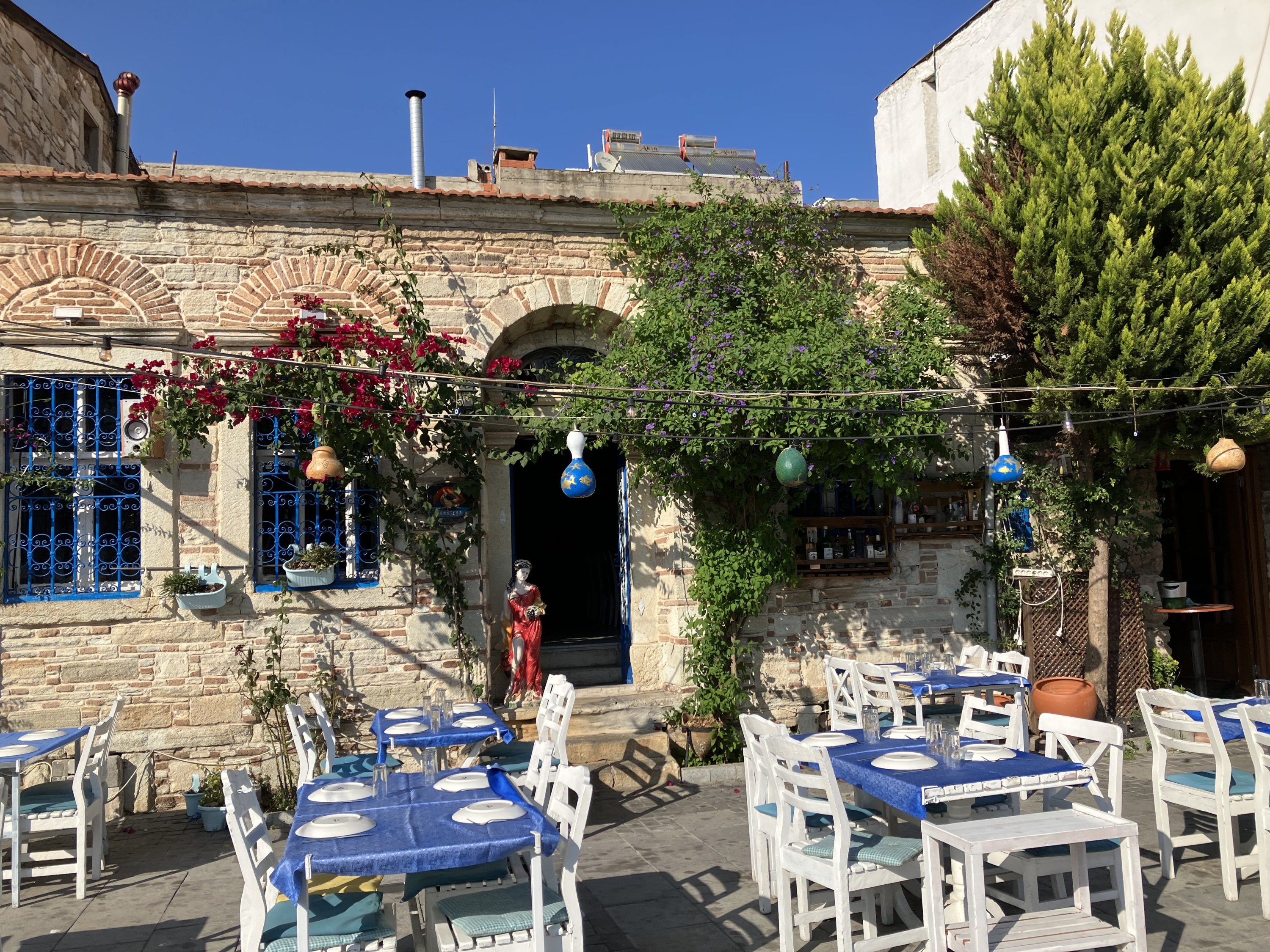 A restaurant in Foça's Marseille Square, Izmir, western Türkiye. (Photo by Burcu Başaran)