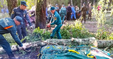 Emergency personnel work at the scene of the disaster at Lake Yalchik in the Republic of Mari El, Russia, July 30, 2023. (AFP Photo)