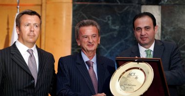 Lebanon's Central Bank Governor Riad Salameh (C) receives an honorary award from ACI President in Lebanon Naji Echo (R) as they pose with ACI Int'l President Delegated Marshall Bailey during ACI Lebanon Golden Jubilee Grand Celebration, in Beirut, Lebanon, Sept. 1, 2014. (Reuters Photo)