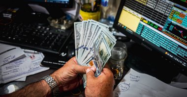 A currency exchanger counts dollars at a currency exchange office in İzmir, western Türkiye, June 7, 2023. (Reuters Photo)