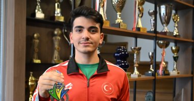Turkish national athlete Furkan Büyükgöze shows off his Deaf World Badminton Championships medal, Samsun, Türkiye, July 27, 2023. (AA Photo)