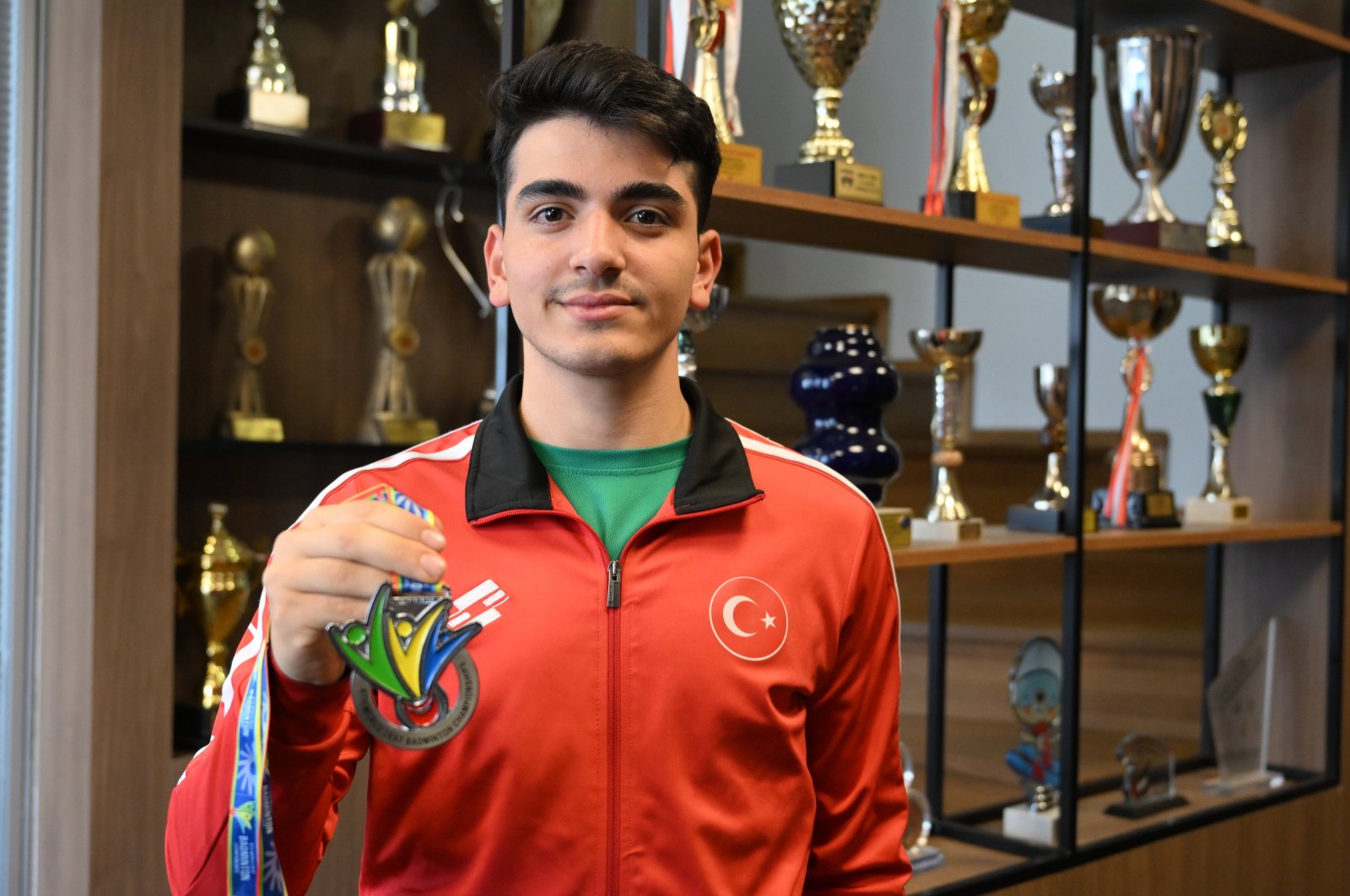 Turkish national athlete Furkan Büyükgöze shows off his Deaf World Badminton Championships medal, Samsun, Türkiye, July 27, 2023. (AA Photo)