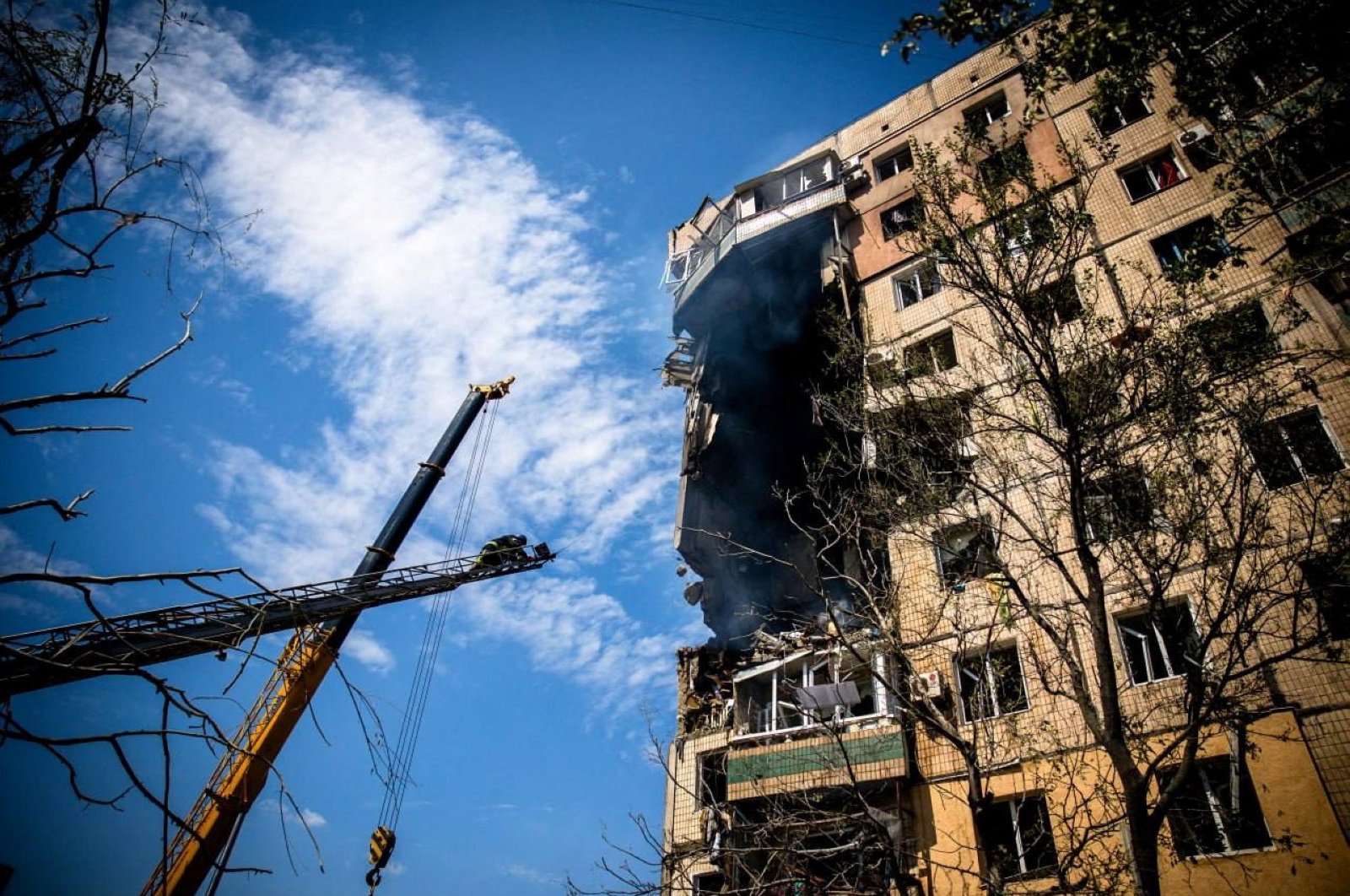 Ракетная атака на украину сейчас. Многоэтажные дома. Разрушенный дом. Разрушенная пятиэтажка. Пятиэтажки в России.