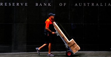 A worker delivering parcels pushes a trolley past the Reserve Bank of Australia building in central Sydney, Australia, March 7, 2017.  (Reuters File Photo)