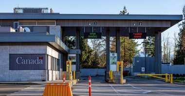Cars going through the Canada–U.S. border control, in Aldergrove, Canada, Jan. 15, 2019. (Shutterstock Photo)