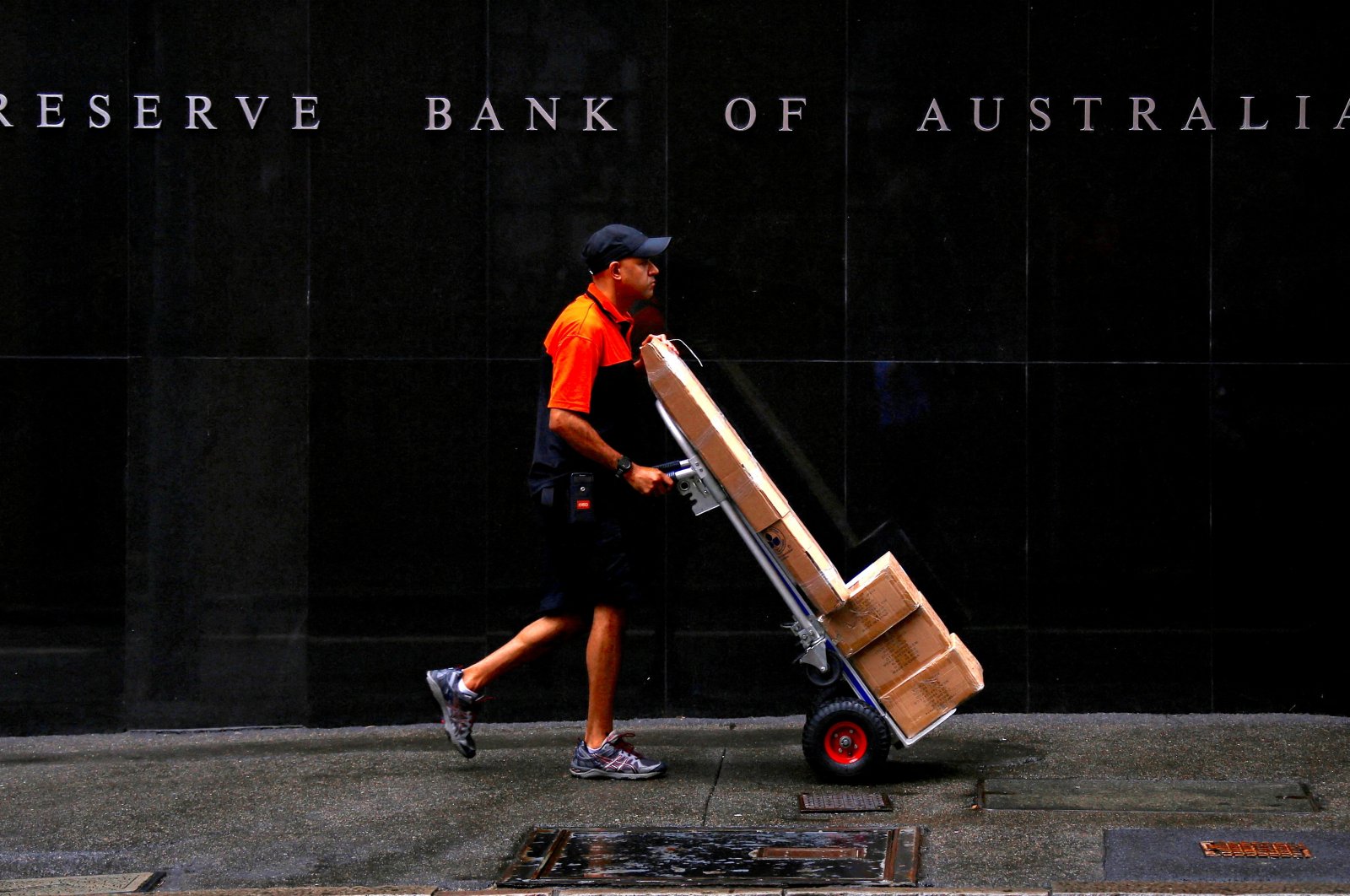 A worker delivering parcels pushes a trolley past the Reserve Bank of Australia building in central Sydney, Australia, March 7, 2017.  (Reuters File Photo)