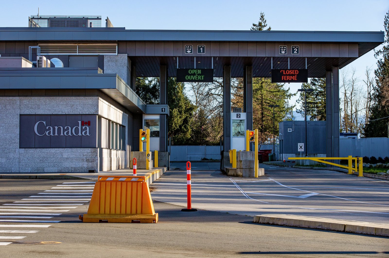 Cars going through the Canada–U.S. border control, in Aldergrove, Canada, Jan. 15, 2019. (Shutterstock Photo)