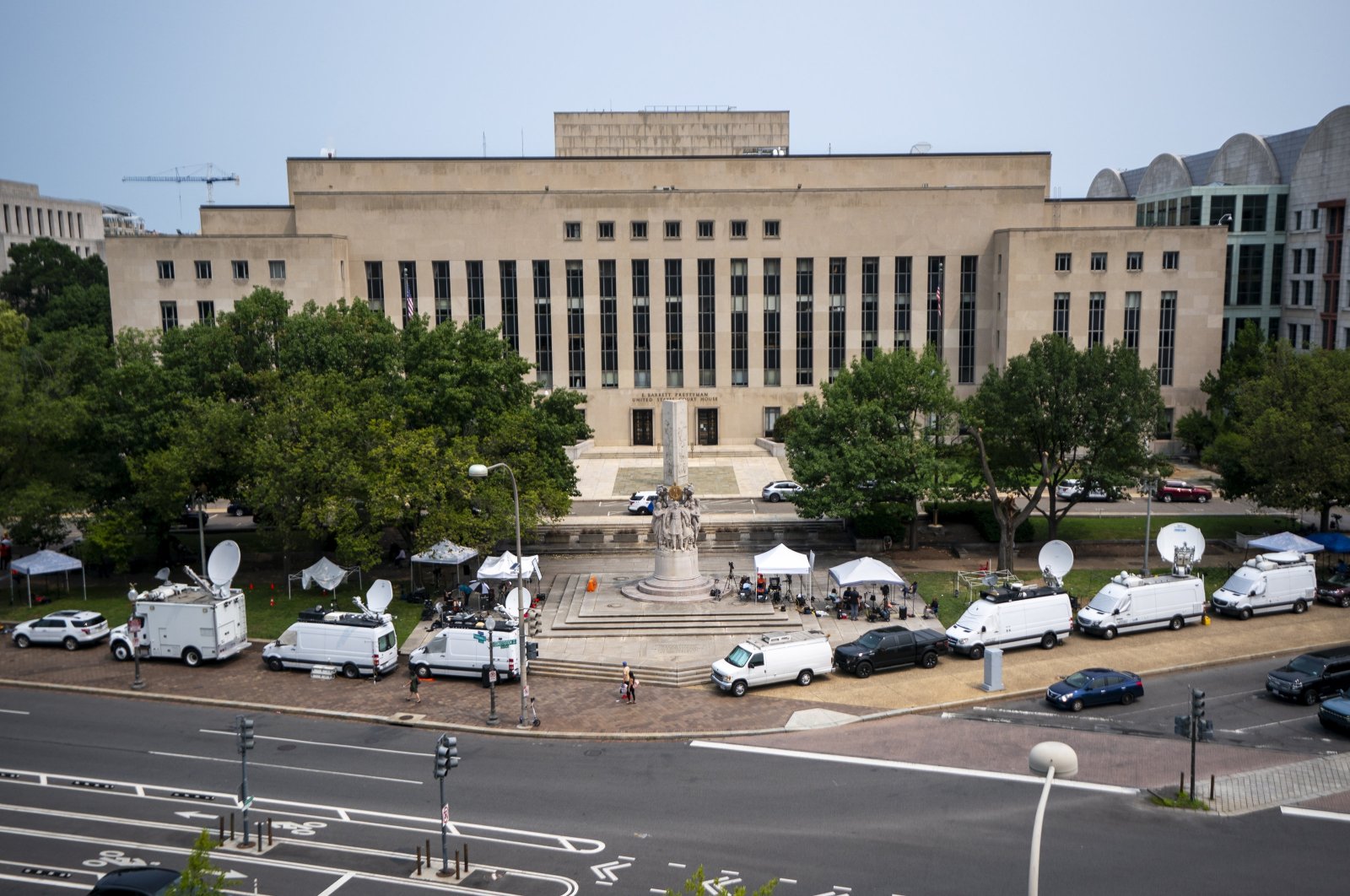 Media vans gather outside the E. Barrett Prettyman United States Courthouse in Washington, D.C., Aug. 1, 2023. (EPA Photo)