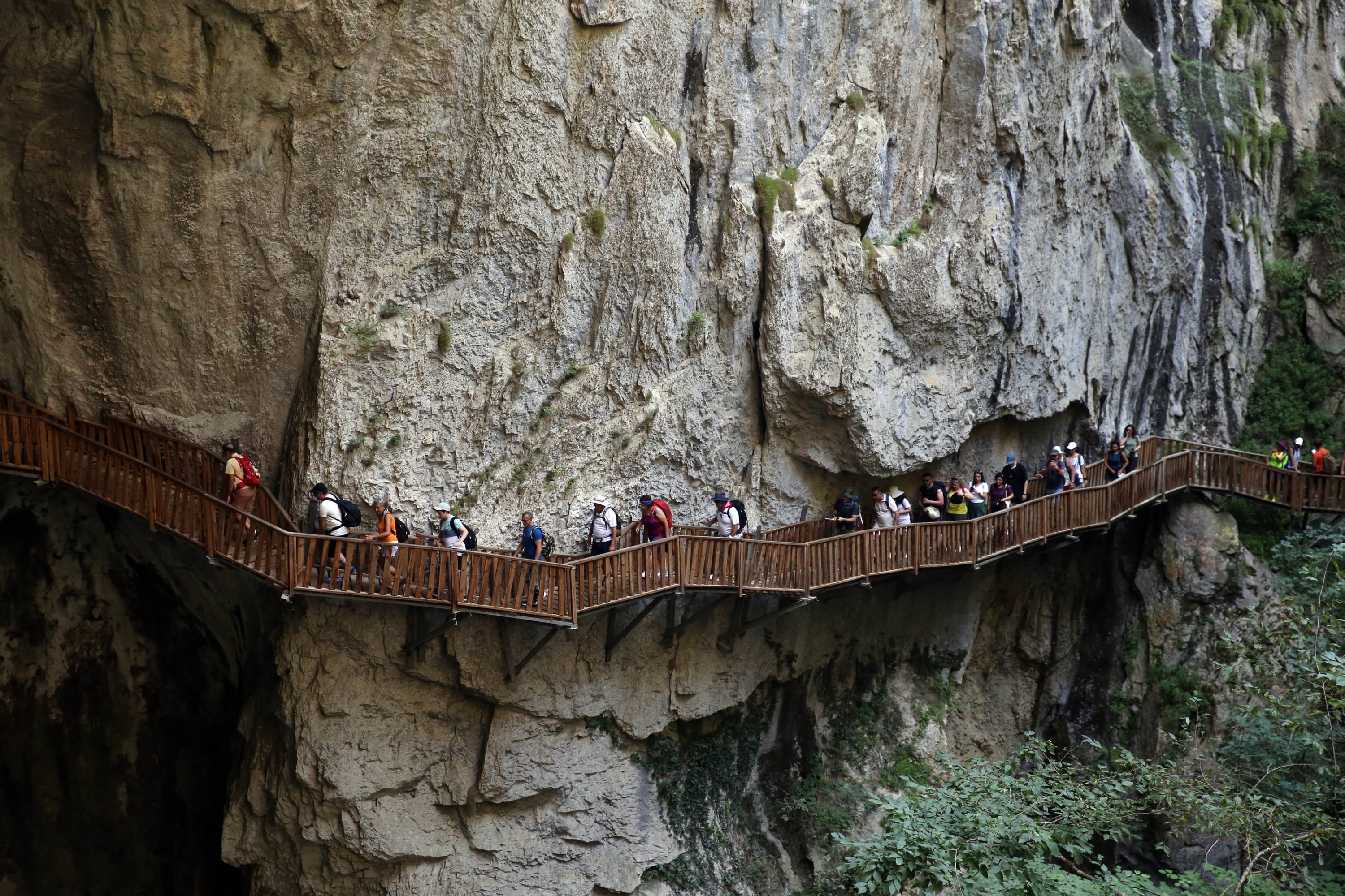 Numerous tourists pass the wooden bridge in the canyon area in Pınarbaşı, Kastamonu, northern Türkiye, Aug. 2, 2023. (AA Photo)