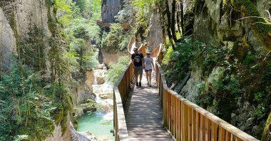 Tourists explore a wooden walkway near the canyon area in Pınarbaşı, Kastamonu, northern Türkiye, Aug. 2, 2023. (AA Photo)