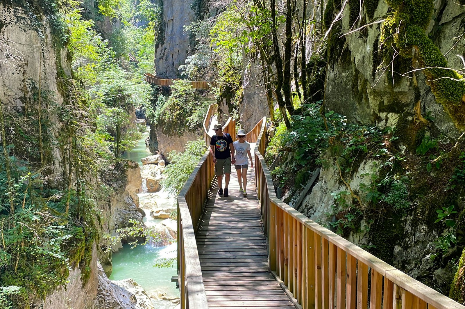 Tourists explore a wooden walkway near the canyon area in Pınarbaşı, Kastamonu, northern Türkiye, Aug. 2, 2023. (AA Photo)