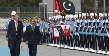 President Recep Tayyip Erdoğan (L) and Pakistani Prime Minister Shahbaz Sharif review a military honor guard during an official ceremony, in capital Ankara, Türkiye, June 1, 2022. (AP Photo)
