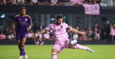 Inter Miami's Lionel Messi (R) scores a goal in the first half during the Leagues Cup 2023 Round of 32 match against Orlando City SC at DRV PNK Stadium, Miami, U.S., Aug. 2, 2023. (AFP Photo)