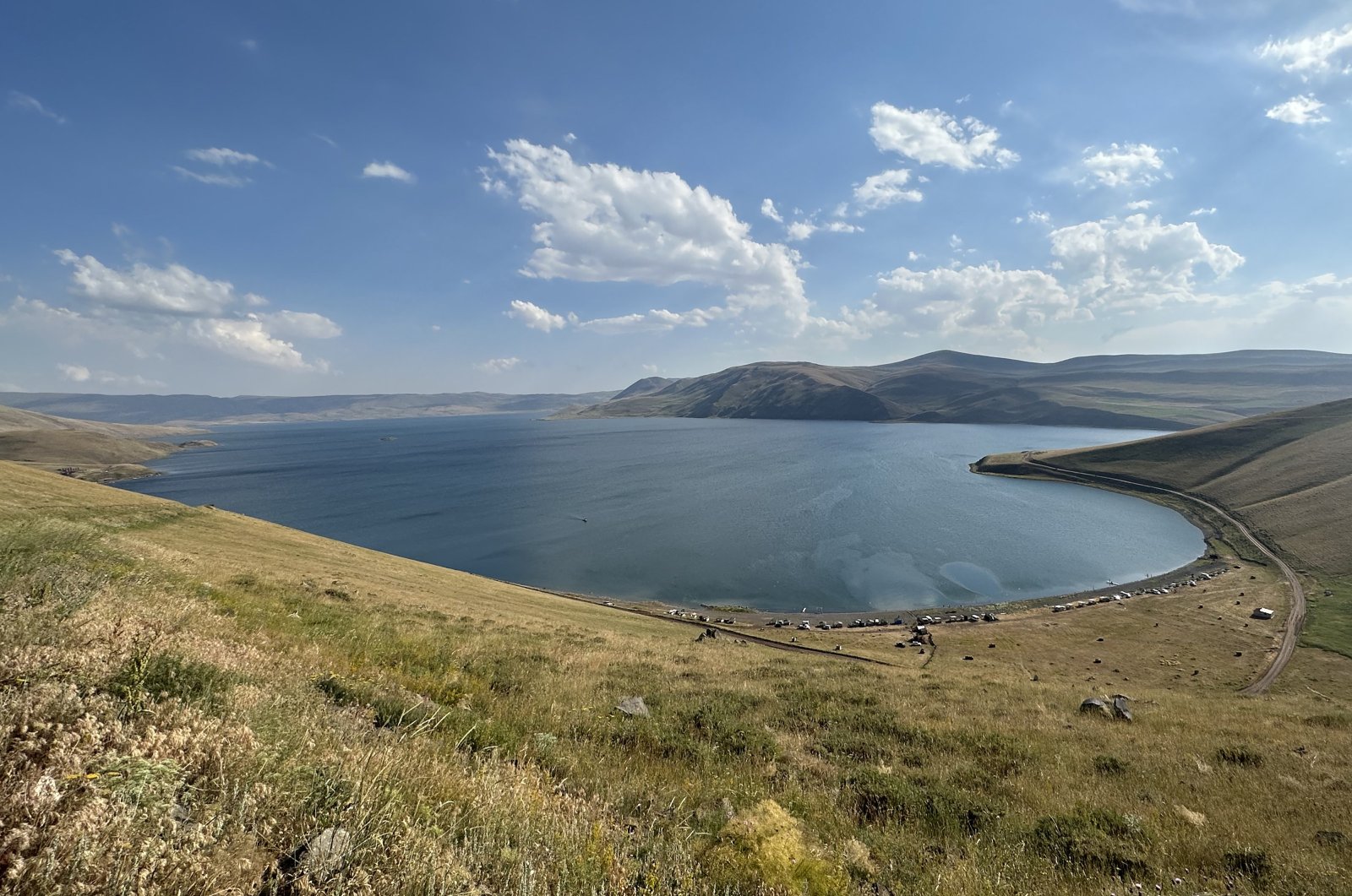 Heat-weary seek refuge in cool water of E. Türkiye’s Balık Lake