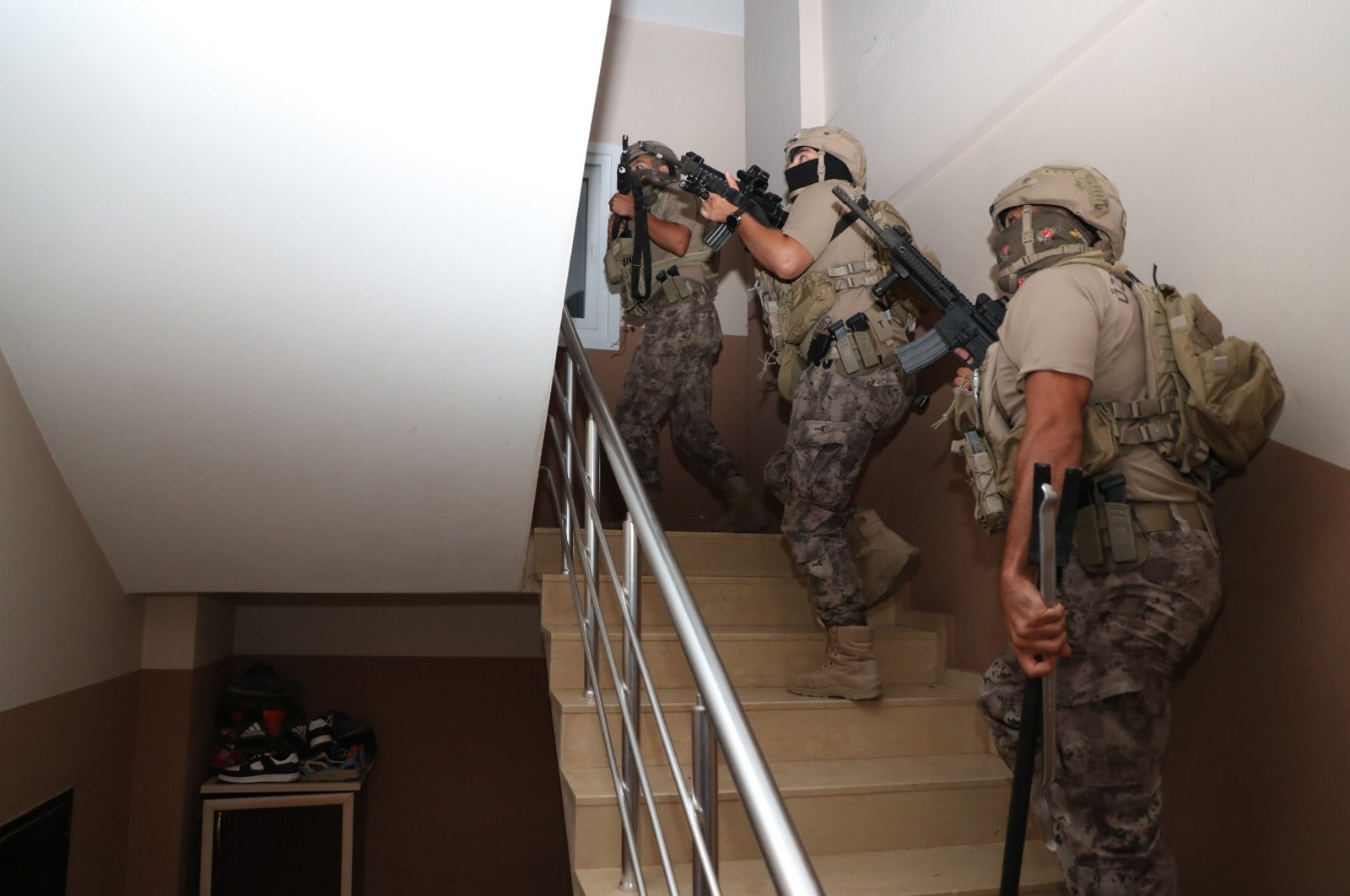 Security forces raid a location during an operation against PKK, in Mersin, southern Türkiye, July 31, 2023. (AA photo) 