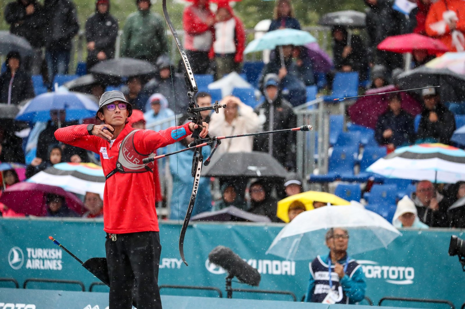 Turkish archer Mete Gazoz shoots an arrow during the World Archery Championships finals against Canada&#039;s Eric Peters, Berlin, Germany, Aug. 6, 2023. (AA Photo)