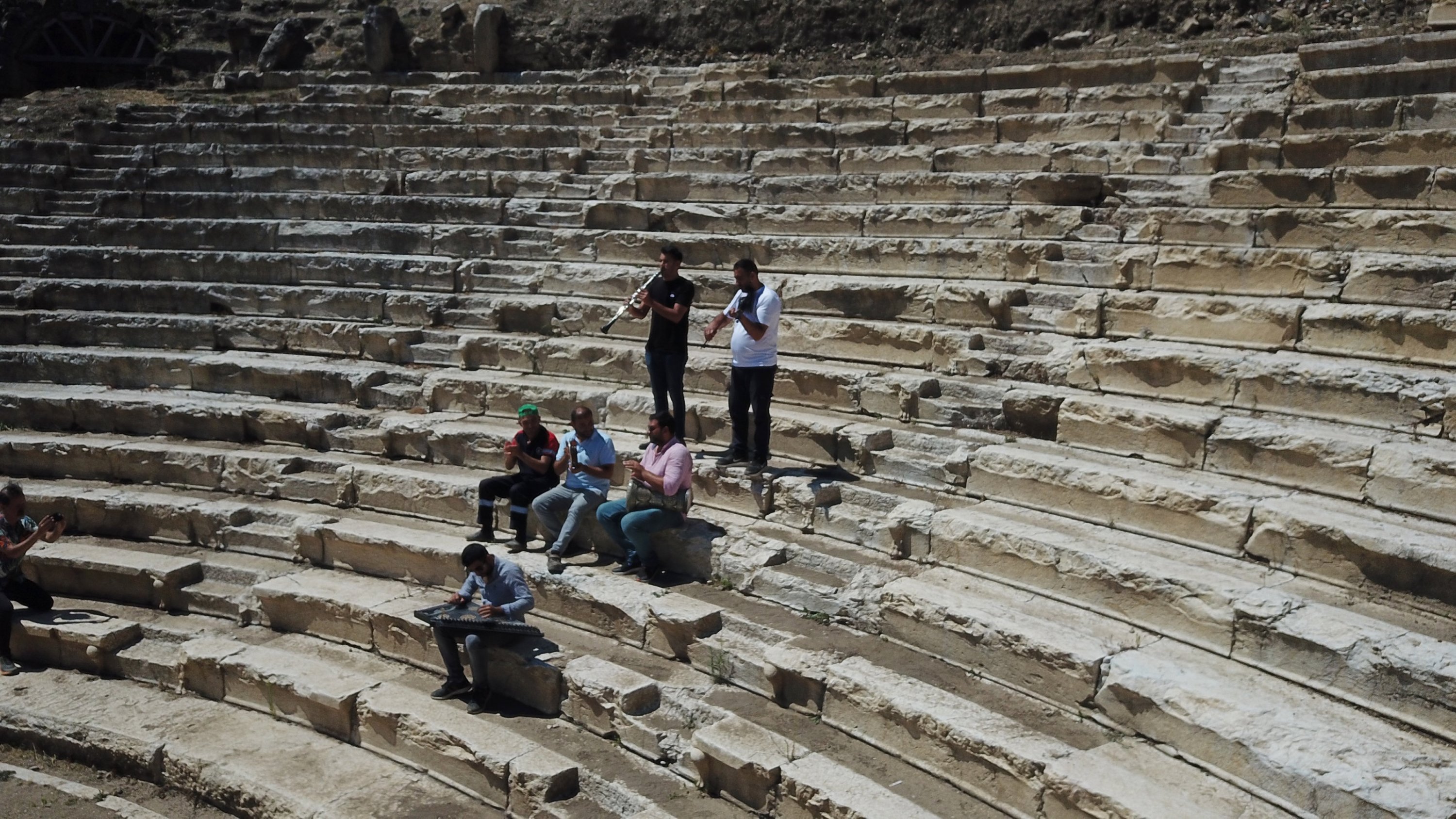 Musicians at the stairs of the antic city of  Prusias and Hypium, Düzce, northwestern Türkiye, Aug. 7, 2023. (AA Photo)