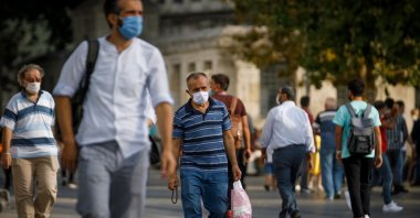 People wear protective face masks due to coronavirus concerns in Istanbul, Türkiye, Sep. 13, 2020. (Shutterstock Photo)