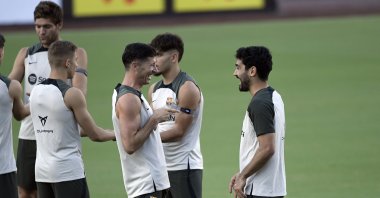 Barcelona's Robert Lewandowski (L) and Ilkay Gündoğan during a training session at Los Angeles Memorial Coliseum, Los Angeles, U.S., July 21, 2023. (Getty Images Photo)