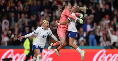 England's Chloe Kelly (L) celebrates with teammates Rachel Daly and Mary Earps after scoring her team's fifth and winning penalty in the penalty shootout during the Women's World Cup round of 16 match against Nigeria at Brisbane Stadium, Brisbane, Australia, Aug. 7, 2023. (Getty Images Photo)