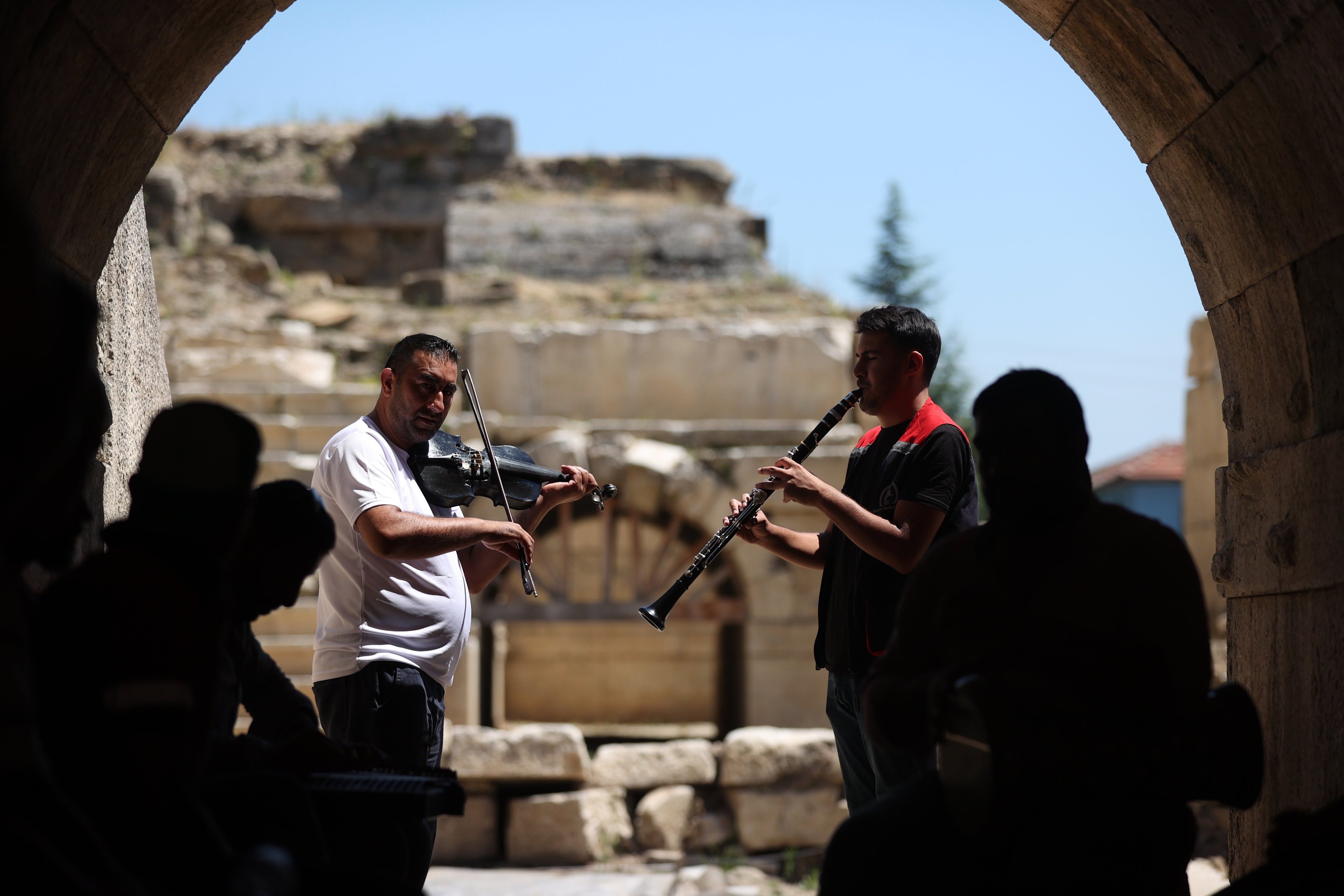 A group of musicians entertaining the team during ongoing excavations at Prusias and Hypium antic site in Düzce, northwestern Türkiye, Aug. 7, 2023. (AA Photo)