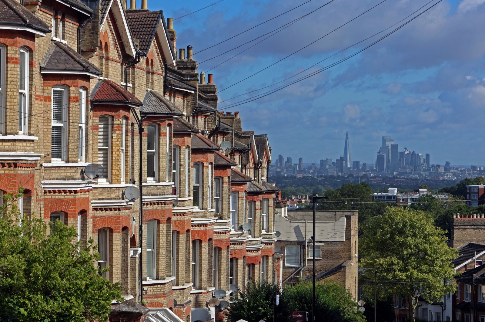 UK house prices down for 4th month but market shows resilience