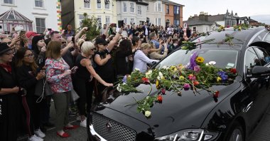 Fans gather for a &#039;last goodbye&#039; to the Irish singer Sinead O&#039;Connor as her hearse passes by her former home in Bray, Co Wicklow, Ireland, Aug. 8, 2023. (EPA Photo)