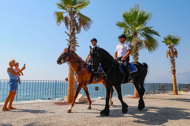 Turkish police’s gallant horses safeguard famed southern resort