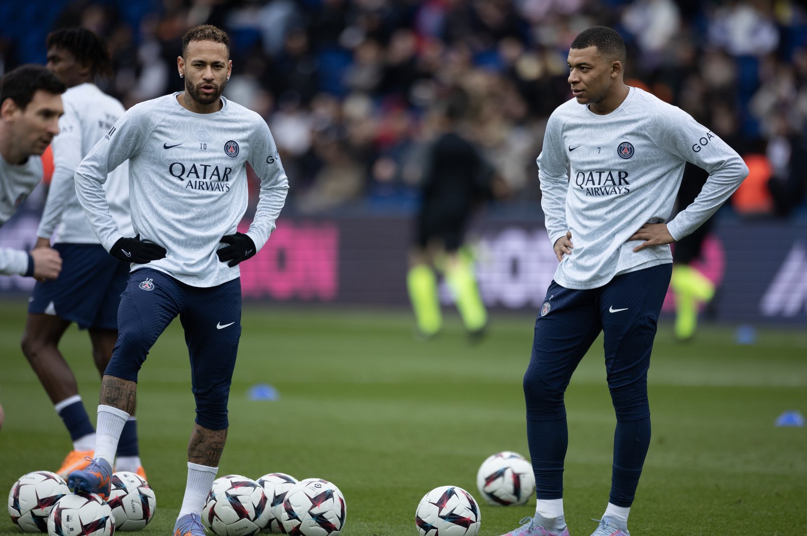 PSG&#039;s Neymar (L) and Kylian Mbappe watch Lionel Messi practice free kicks from the edge of the penalty area during the team&#039;s pre-match warm-up before the Lille match, at Parc des Princes, Paris, France, Feb. 19, 2023. (Getty Images Photo)